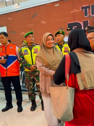 📅 Purworejo, Senin 16 Maret 2026 📍Terminal Tipe A Purworejo 📢 Bus Program Mudik Gratis Bersama Pemerintah Kabupaten Purworejo Tiba di Terminal Tipe A Purworejo dengan Aman dan Lancar ✔ 📌 Kedatangan bus program Mudik Gratis Pemerintah Kabupaten Purworejo disambut langsung oleh Bupati Purworejo di Terminal Tipe A Purworejo. Kegiatan ini menjadi bagian dari upaya pemerintah daerah dalam memberikan pelayanan transportasi yang aman, nyaman, dan membantu masyarakat yang ingin pulang ke kampung hal