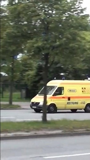RTW des ASB Hamburg auf Einsatzfahrt im Jahr 2011.