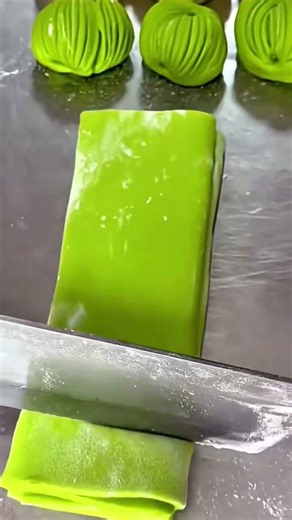 Making cakes with different shapes and colors