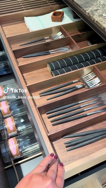 El diseño de los espacios arquitectónicos no solo responde a una función, sino que también crea ambientes que enriquecen la experiencia humana y aportan vitalidad a la vida cotidiana. ✨✨ 📩blankbasedesign@gmail.com #DesignLovers #ArquitecturaCreativa #SpacesThatInspire #LivingDesign #ArchitecturalVibes @Barbara Blanco