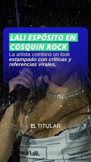 🎤 Lali Espósito volvió a generar repercusión en el Cosquín Rock 2026 con un mini vestido estampado con frases vinculadas a críticas y menciones a Javier Milei, en un look conceptual que convirtió la polémica en parte del show. 🎸 El outfit rocker, con medias de red, borcegos y abrigo a tono, reforzó la estética provocadora de la artista arriba del escenario. Pero uno de los momentos más comentados fue cuando cantó “Fanático” e hizo un gesto que muchos fans interpretaron como una indirecta hacia