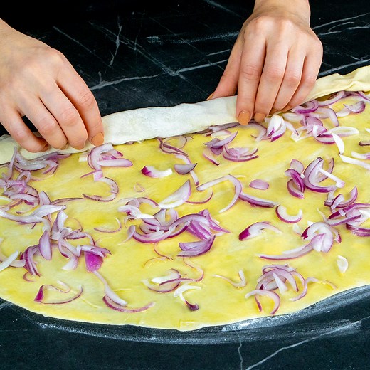 N-am stiut ca ceapa poate fi atat de gustoasa. Placinta perfecta la cuptor! Ingrediente: pentru aluat făină - 600 g sare - 10 g apă - 250 ml drojdie - 8 g LA DOSPIT 40 minute pentru umplutură: ceapă roșie - 300 g sare - 10 g LA MARINAT 20 minute unt topit- 125 ml ulei - 50 ml LA CUPTOR 200 °C/45 minute | Savuros.TV