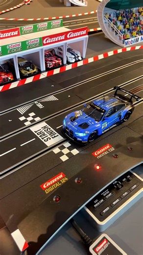 TESTING Serie – Blau und Stark 💙 BMW M4 GT3 "Schubert Motorsport, No.33". | Carrera