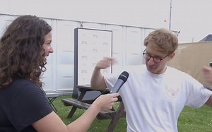 【中文字幕】论戴贝利包里都有些什么/Backstage interview with Dave Bayley of Glass Animals