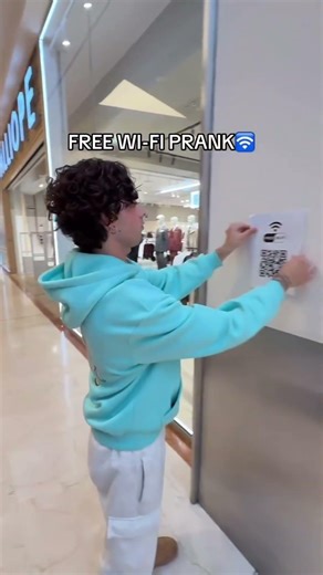 This guy pranked the whole mall with this free WIFI💀 credit:-@LaCavalleria_ #shorts #prank #viral