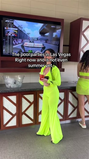 The pool parties in Las Vegas are a vibe. This is how the pool parties are right now in Las Vegas #poolparty #vegasdayclub #poolvibes #goodvibes #edmtiktok #wetrepublic #vegastok #fypage #cincodemayo