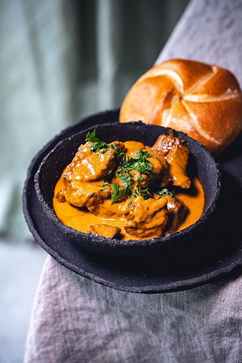 🇦🇹 ÖSTERREICHISCHER oder WIENER KLASSIKER - DAS KALBSRAHMGULASCH 🥘✨Mit der cremigsten Sauce (ohne Mehl🤫) und mit meinem persönlichen Touch 😊👌#motioncooking #gulasch #kalbsrahmgulasch #austrianfood #österreichischeküche | Motion Cooking