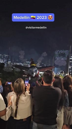 Me va a dar algo! Empezó la Navidad y sus alumbrados en Medellín este 2023. ¿Qué tal la belleza y el espíritu de este momento único? #medellin #colombia #navidad #diciembre #alumbrados #visitarmedellin #medellinrecomienda #alumbradosmedellin