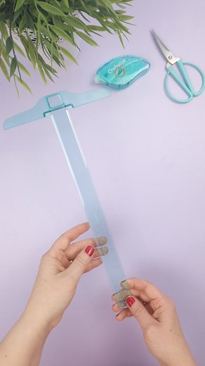 How to use our T square? 🔹Finding the middle of the paper⁣ 🔹Aligning elements or a title⁣ 🔹Draw the lines to write⁣ What other uses can you think of?⁣ By the way, remember that you can find this tool and many other from our own brand at -35%, since we are celebrating our Summer sale time! ☀️💸⁣ ⁣ ◽◽◽⁣ ⁣ Wie benutzt man unser T-Quadrat? 🔹Die Mitte des Papiers zu finden 🔹Elemente oder einen Titel ausrichten 🔹Zeichnen der Linien zum Schreiben Welche anderen Verwendungsmöglichkeiten fallen dir