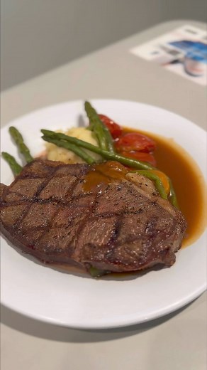 講嘢要有牙力⋯鋸扒梗係有實力！用IKEA嘅餐具就唔使學坊間啲咩陰力切牛扒，又話10秒都切唔到一舊⋯而家直播（曾經係）畀你睇，如何輕鬆而又不失霸氣地：切！飲！夾！Using IKEA‘s utensils, there’s no need to learn any mysterious techniques to cut a steak. They say they can‘t even cut one in 10 seconds...Now, (previously) live streaming for you to see, how to effortlessly and dominantly: Cut! Drink! ChopChopChop! | IKEA 宜家家居