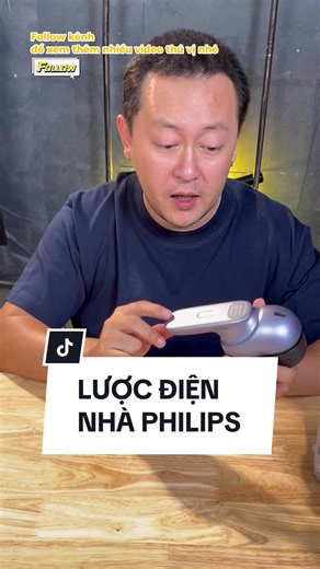 Lược điện PHILIPS có khả năng massage giảm căng thẳng và kích thích tuần hoàn máu, tinh dầu dưỡng ẩm chăm sóc tóc. 152 răng lược khít, thiết kế nhỏ gọn. 2400 lần/phút massage rung nhẹ nhàng giảm căng thẳng mệt mỏi. Tấm răng lược được thiết kế tháo rời, tiện lợi khi vệ sinh. #chucareviewkhongbooking #chucareview #chuca #review #philips #massage #luocdien