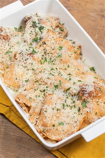 Ecco il piatto perfetto per chi vuole portare in tavola i sapori autunnali con un tocco di originalità!🍂 Queste crespelle alle castagne ripiene di ricotta e funghi del nostro resident chef creator Sebastian Fitarau sono proprio fenomenali😍 Trovate il testo ricetta qui 👉 https://ricette.giallozafferano.it/Crespelle-alle-castagne-ripiene-di-ricotta-e-funghi.html | Giallozafferano