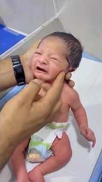 What is the Moro Reflex in Newborns? | Baby Startle Reflex Explained #miraclebaby #sleepingbaby