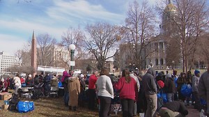 Hundreds of volunteers help people without homes on Christmas with free market