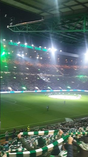 💚🤍 #celticfans singing you'll never walk alone at #celticpark, the famous #celtic fc at parkhead