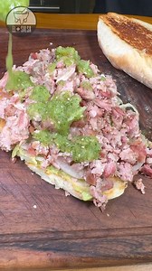 Está salsa fresca es una genialidad… . Tiene un color intenso… mucho sabor y es muy fresca . Claro que puede ser muy picante o no… tú lo controlas según la cantidad de habaneros . Y sin duda lo mejor de todo es que es una salsa que haces en menos de 3 minutos… sin duda saca de apuros . A las cárnitas le viene como anillo al dedo… apoco no? . #elmassalsa #quetodomexicoseenchile #receta #salsa #fresca #habanero #picante #deli #mexico | El Mas Salsa