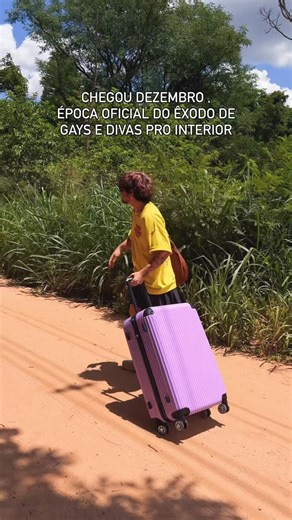 Lucas Motti on Instagram: "Chegando pro Natal em família 😅 #gay #meme #natal"