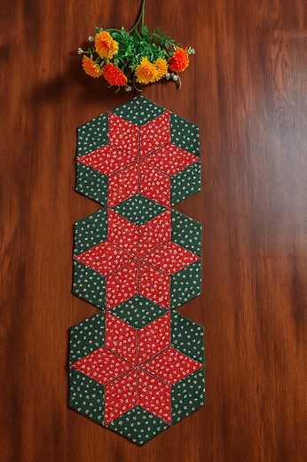 Star Quilt Table Runner #sewing #quilting #fblifestyle #fabric #craft | Indah Sewing