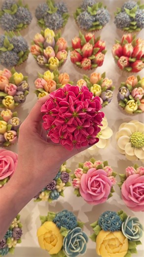 Stunning Buttercream Hydrangeas Tutorial