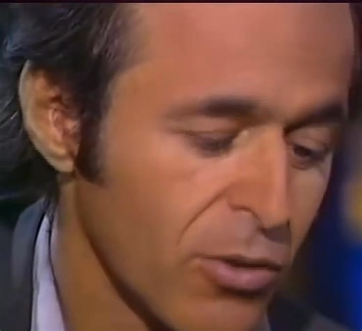 Petite Marie Francis Cabrel & Jean- Jacques Goldman Petite Marie, je parle de toi Parce qu'avec ta petite voix Tes petites manies Tu as versé sur ma vie Des milliers de roses Petite furie, je me bats pour toi Pour que dans dix mille ans de ça On se retrouve à l'abri Sous un ciel aussi joli Que des milliers de roses Je viens du ciel Et les étoiles, entre elles Ne parlent que de toi D'un musicien Qui fait jouer ses mains Sur un morceau de bois De leur amour plus bleu Que le ciel autour Petite Mari