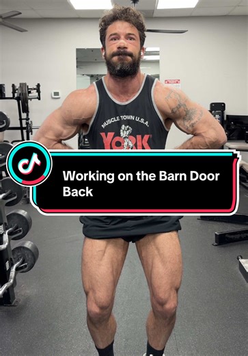 Quick question — do you actually feel your back on pull day, or do you just grind through lat pulldowns feeling nothing? 👀 This session was built around stability first so the target muscles do the work, not momentum. Pull day lineup: • JPG lat pulldowns • Machine upper-back rows • Machine Kelso shrugs • Preacher curls • Cable lat row (bilateral ➝ unilateral) • Low-to-high rows • Cable biceps curls More stability = better force output, cleaner reps, and way more tension where it matters. If you