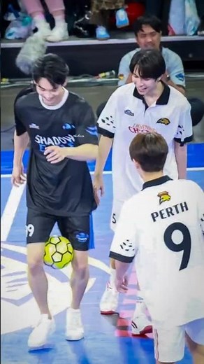 The way he tried to avoid his shoes 🤣#winmetawin #perthtanapon #tawan_v #shorts #gmmtvstarlympic