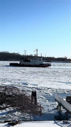 US Coast Guard Neah Bay ship breaking ice on the St. Clair River on 1/29/26