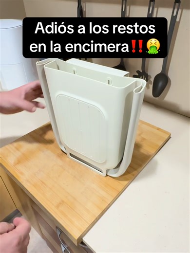Cocinar sin ensuciar la cocina ahora es más fácil. Solo abre el basurero plegable y deposita los residuos al instante.