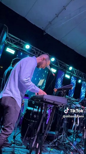 Música de Salsa: ShowTime's Piano Performance