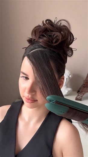 Uliana Ivanova on Instagram: "WATCH, SAVE, LEARN❤️❤️❤️ A detailed analysis of the construction of bangs: 1. Select the bangs at an angle and twist them with an iron not for volume in the direction of the parting👏🏻 2. Apply powder and comb the roots, then lightly fix with hairspray and warm the roots with an iron for greater durability👏🏻 3. Apply spray wax, block out and stretch the lines on the face without a lot of root volume😍 4. Fix with hairspray and add an additional bend for the corre