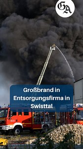 Am Samstagnachmittag ist es in der Entsorgungsfirma „Hündgen“ in Swisttal zu einem Großbrand gekommen. Dabei brannte eine große Halle, die mit Müll befüllt war. Der Rhein-Sieg-Kreis warnte über die Warn-App Nina aufgrund der starken Rauchentwicklung. Alle Entwicklungen zu dem Brand, lest ihr unter dem Link in unserer Bio. [GA ] #ga #generalanzeiger #swisttal #feuerwehr #brand | General-Anzeiger Bonn