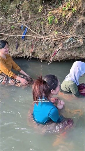 Ngintip gadis - gadis desa sedang guyang di sungai