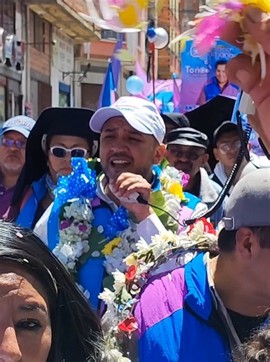 ¡Impresionante el rugir de nuestras calles! 🏎️💨 Recorrer cada zona de nuestra amada ciudad y recibir tanto cariño nos llena el alma. No son solo bocinas y banderas, es el latido de una comunidad que quiere renovación y compromiso real. 🫱🏽‍🫲🏾✨ ¡Gracias por salir a saludarnos, por cada abrazo y por esa energía que nos motiva a seguir adelante! #lapaz #bolivia🇧🇴 #lapaz_bolivia🇧🇴 #Bolivia #orgullopaceño