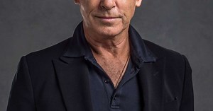 Senhor Destino: Pierce Brosnan vai viver herói da DC Comics