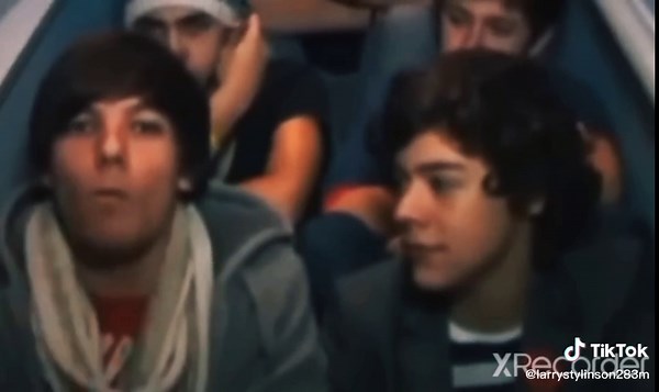 We were just in love.. 💔💚💙 #larrystylisonedit #Larry #larrystylinsonshipper #harrystyles #louistomlinson #harrylou