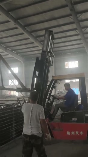 Comparison: Asphalt Bag vs. Drum Unloading