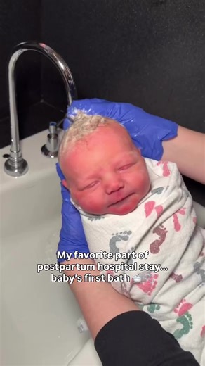 Being 1 day old is hard work 🛁🤣 One of my favorite moments after birth… the first bath. Nothing beats the smell of a fresh clean baby!! I cannot get over baby Smith’s blonde hair omg!!! He is truly Summit’s twin!! #babybath #newbornlife #daniaustin