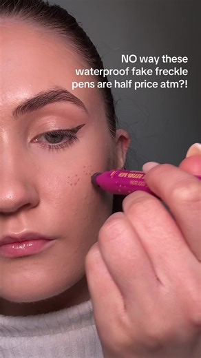 Insane price for an insane product, I’m obsessed with this thing I can’t even lie 😍😌 #fakefreckles #frecklesgirl #makeup #makeuphack #viral