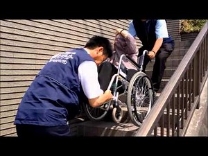 南邦ケアドライバーの車椅子のままでの階段介助の様子