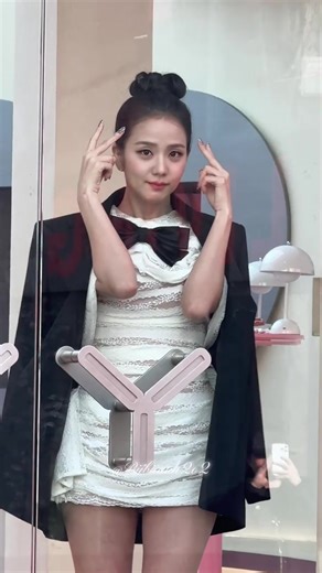 Jisoo Attends Exciting Event with Hello Kitty