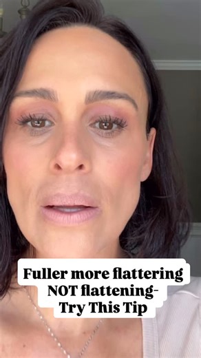 Sandra Goelz | Beauty Bestie Over 40 on Instagram: "This visual ! Never fails! Ever notice how lip liner can make or break your look? 👄 I see so many people trying to line , but instead of fuller lips, it can actually make them look flat and small. The secret? It’s all in the placement. Yes, tiny tweak in your technique gives you that soft, plump look without the harsh lines. 💋 🎁Who wants the full lip combo? FREE SHIPPING TODAY ! Visit lip combo in bio! Use the cart I created 💋 or comment “y