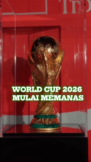 Piala Dunia 2026 tinggal sebulan lagi 🌍⚽ Euforianya mulai terasa, tapi kontroversinya juga makin ramai. Mulai dari format baru, harga tiket mahal, sampai aturan FIFA yang jadi perdebatan 👀 Dan bisa jadi… ini jadi World Cup terakhir Lionel Messi dan Cristiano Ronaldo 🐐🔥 #BolacomID #blcgoks #PialaDunia2026 #FIFAWorldCup