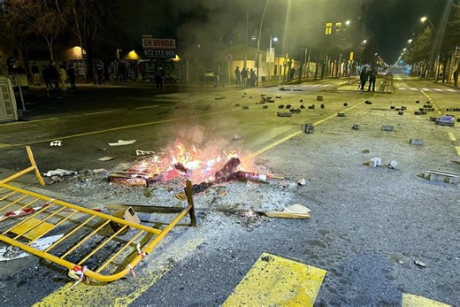 Segunda noche de altercados en Salt por el desahucio de un imán