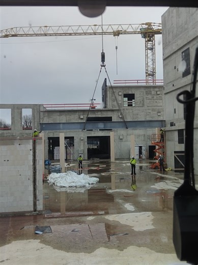 Heute mit unserem 1220 Stahl Träger setzen 💯💪💯#liebherrcranes #spassanderarbeit #kranfahrer #ltm1220