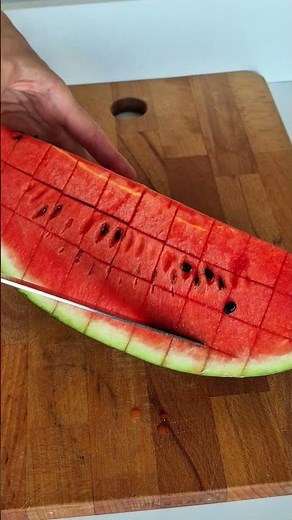 The Best Way to Cut a Watermelon Into Perfect Cubes 🍉 #WatermelonHack #SummerTips #OddlySatisfying