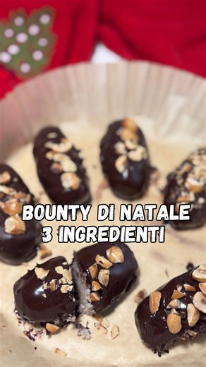 Dalila Leperino on Instagram: "Avete 5 minuti? Fate questi Bounty Fit con 3 ingredienti… e ringraziatemi dopo 😉🤎🥥 Li preparo sempre quando ho voglia di qualcosa di dolce ma sano: senza zucchero, senza glutine, senza latte, solo 3 ingredienti e zero cottura. La consistenza? Morbida dentro, croccante fuori. Una vera bomba sana 😍 Vuoi altre ricette così facili e sane? Seguimi su @cucinaedelizia 💛 Ogni giorno idee veloci e super golose. 🥥 INGREDIENTI • 2 banane mature • 1 tazza di cocco rapé (