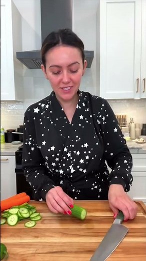Let’s make her Sweet & Spicy Broiled Salmon with Quick Pickled Veggies 🧡🎉