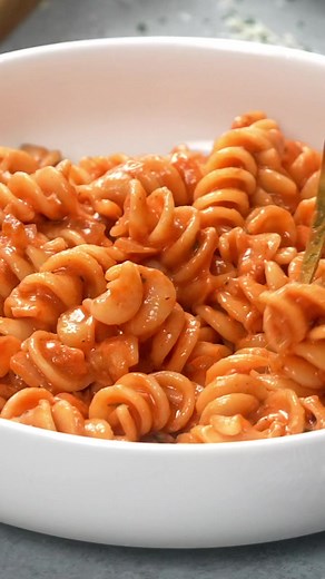 This easy Rotini Fiorentina recipe can be ready in under 30 minutes. A comforting pasta dish with an incredibly flavorful creamy tomato sauce and lots of mozzarella. The perfect easy pasta dinner for a busy weeknight. Recipe—https://www.jocooks.com/recipes/rotini-fiorentina/ | JoCooks