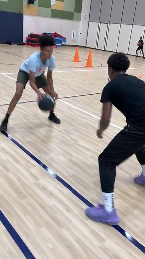 🏀💨 DOUBLE SWITCH HANDLES 🔁 🧪 Athletes perform forward and backward double crossovers — one with a weighted heavy ball and one with a regulation basketball. On command “SWITCH!”, players toss their ball to their partner, instantly adjusting to the new weight and tempo to keep rhythm and control. 🧬 Builds quick-twitch handle reaction, grip endurance, and neuromuscular coordination through heavy-to-light contrast — unlocking faster handle speed and better on-court control under fatigue. 💬 Com