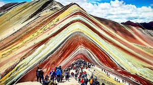Montagne arc-en-ciel : l’origine géologique des couleurs de Vinicunca